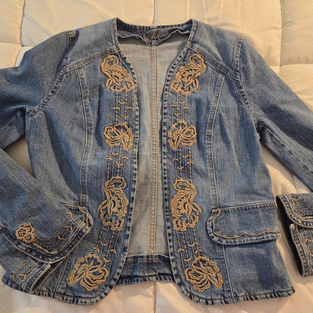 Elegant Blue Denim Jacket with Embroidery - Picture 2 of 12